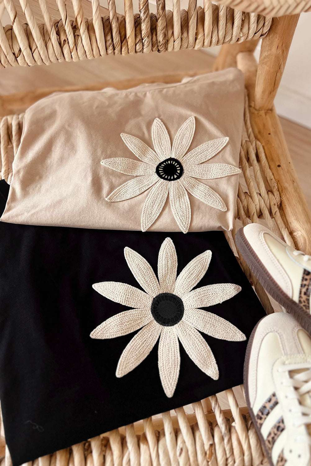 Contrast Crochet Floral Graphic Drop Shoulder Loose Tee